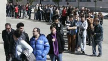 EL ZARAGOCISMO NO PIERDE LA FE. Los aficionados del Zaragoza llevan seis a&ntilde;os consecutivos acudiendo al rescate de su equipo sin perder la fe. Las largas filas del mi&eacute;rcoles en las taquillas demuestran que a&uacute;n mantienen la fe en el milagro.