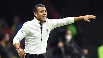 Guadalajara's head coach Ricardo Cadena gestures during the Mexican Apertura football tournament match between America and Guadalajara at the Azteca stadium in Mexico City, on September 17, 2022. (Photo by RODRIGO ARANGUA / AFP)