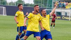 Los jugadores del C&aacute;diz celebran el ascenso a Segunda Divisi&oacute;n B.