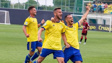 Los jugadores del Cádiz celebran el ascenso a Segunda División B.
