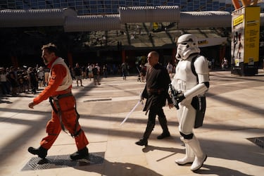 Los asistentes recorren el recinto del evento entre cómics, merchandising y actividades.