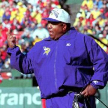 Dennis Green, head coach de Vikings.