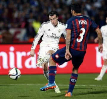 El jugador galés Real Madrid Gareth Bale (i) chuta para marcar el segundo gol ante San Lorenzo, durante la final del Mundial de Clubes que están disputando esta noche en el Gran Estadio de Marrakech, en Marruecos.