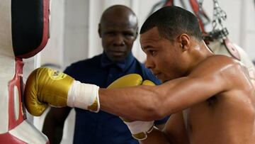 Chris Eubank Jr. supervisado por su padre durante un entrenamiento.