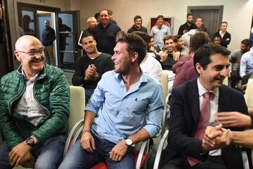 Los jugadores y directiva de la Cultural Leonesa celebrando el emparejamiento para dieciseisavos de la Copa del Rey con el Barcelona 