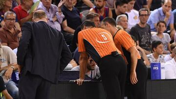 Dos árbitros revisan el Instant Replay.