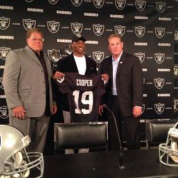 Amari Cooper con su nueva camiseta de los Oakland Raiders.