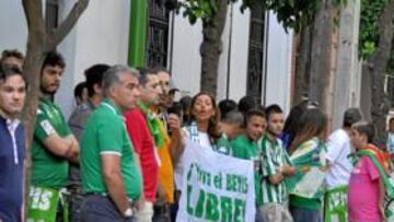 <b>HARTOS. </b>Los aficionados volvieron a pedir el sábado la marcha de Ruiz de Lopera.