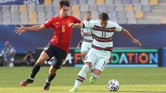 Martin Zubimendi pugna un bal&oacute;n con Dany Mota durante el partido de semifinales del Europeo de F&uacute;tbol Sub-21.