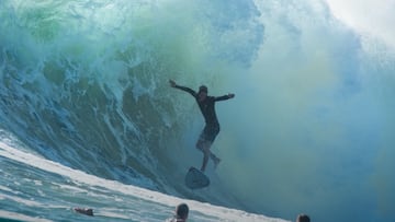 Surfista al borde de un wipeout