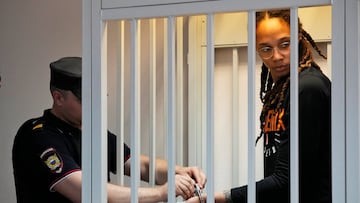 Moscow (Russian Federation), 27/07/2022.- A policeman removes the handcuffs from WNBA star and two-time Olympic gold medalist Brittney Griner in a courtroom prior to a hearing at the Khimki City Court outside Moscow, Russia, 27 July 2022. Griner, a World Champion player of the WNBA's Phoenix Mercury team was arrested in February at Moscow's Sheremetyevo Airport after some hash oil was detected and found in her luggage, for which she now could face a prison sentence of up to ten years. (Baloncesto, Rusia, Moscú, Fénix) EFE/EPA/ALEXANDER ZEMLIANICHENKO / POOL
