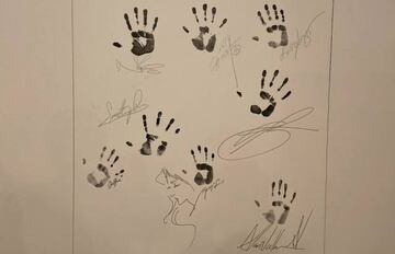 Muro con las manos y firmas del talento de Death Stranding