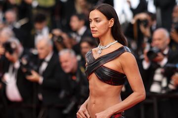 Irina Shayk  durante la alfombra roja del Festival de Cannes 2023.