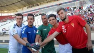UNIDOS. Los recientes fichajes del Murcia posan en la Nueva Condomina ajenos a los líos del club.