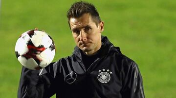 El máximo goleador de los mundiales estuvo cerca de llegar a la MLS EN 2016, pero al no llegar a un acuerdo con los clubes de Estados Unidos decidió retirarse en noviembre del mismo año.