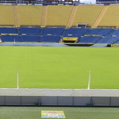 El cabildo renueva el césped del Gran Canaria