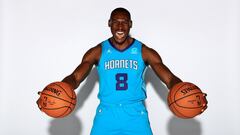 Bismack Biyombo posa con la camiseta de Charlotte Hornets.