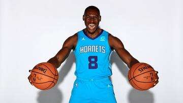 Bismack Biyombo posa con la camiseta de Charlotte Hornets.