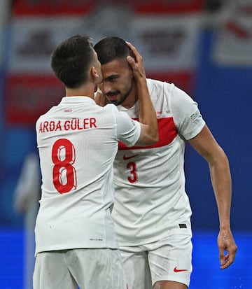 Güler besa la frente de su compañero Merih Demiral, autor de los dos goles de Turquía con sendos pases del centrocampista del Real Madrid. 