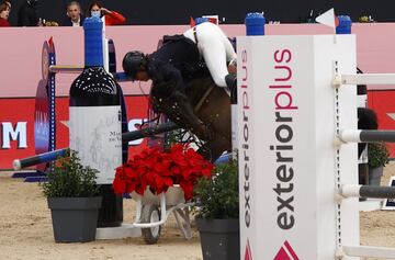 Caída de Cayetano Martínez durante el Madrid Horse Week 2021.