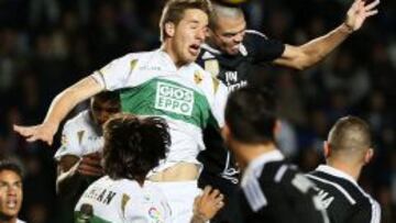 POTENCIA AÉREA. Pepe da mucha seguridad defensiva en el juego aéreo y también intimida en ataque.