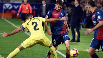 GRAF8307. HUESCA, 16/12/2018.- El centrocampista del SD Huesca, Moi Gómez (d), lucha por el balón frente al defensa del Villarreal CF, Mario Gaspar (i), durante el partido correspondiente a la 16ª jornada de LaLiga Santander, que ambos