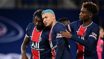 Kylian Mbappe y Moise Kean celebran junto a Timothee Pembele un gol como jugadores del Paris Saint-Germain.