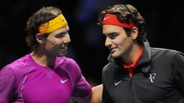 <b>UNA VEZ MÁS. </b>El saludo de Nadal y Federer: Londres, Masters Cup.