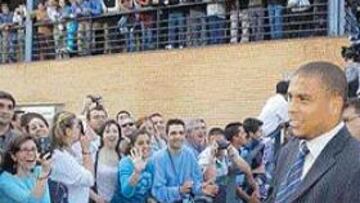 <B>EXPECTACIÓN POR RONALDO.</b> Unos 500 aficionados recibieron al Madrid a su llegada a la estación de ferrocarril de Santa Justa en Sevilla.
