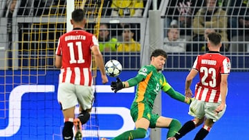 Dortmund's Swiss goalkeeper #01 Gregor Kobel (C) vies for the ball with Athletic Bilbao's Spanish forward #11 Gorka Guruzeta (L) and Athletic Bilbao's Spanish forward #23 Roberto Navarro during the UEFA Champions League - league phase day 2 football match of BVB Borussia Dortmund v Athletic Club Bilbao at the Signal Iduna stadium in Dortmund, western Germany on October 1, 2025. (Photo by INA FASSBENDER / AFP)