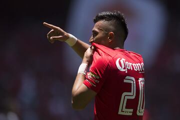 El único de la lista que ya no participa en Liga MX. Durante los tres años con los que participó con Toluca, se convirtió en el hombre gol de los escarlatas. Actualmente milita en el Flamengo de Brasil.