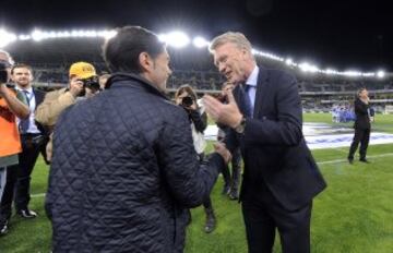 Saludo de Marcelino y David Moyes antes de comenzar el partido.