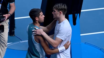 Melbourne (Australia), 19/01/2025.- Jack Draper of Great Britain (R) retires from his round four match against Carlos Alcaraz of Spain (L) at the 2025 Australian Open tennis tournament in Melbourne, Australia, 19 January 2025. (Tenis, Gran Bretaña, España, Reino Unido) EFE/EPA/JAMES ROSS AUSTRALIA AND NEW ZEALAND OUT