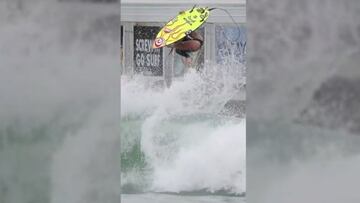 La surfista Erin Brooks tirando un Flip en la piscina de olas artificiales para el surf de Waco (Texas, Estados Unidos).