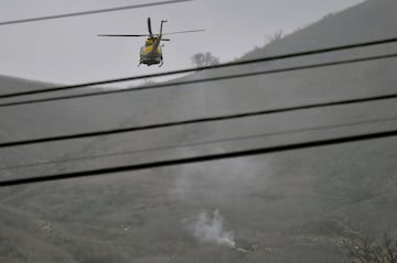 Bomberos en el lugar del accidente aéreo en Calabasas.