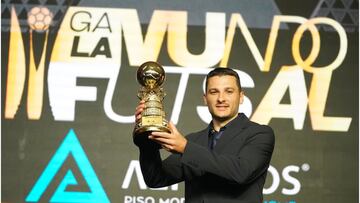 El futbolista brasileño del Barça Dyego posa con el premio a mejor jugador del mundo entregados por Mondo do Futsal.