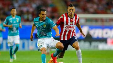 Piojo Alvarado pelea un balón durante el partido entre Chivas y León.