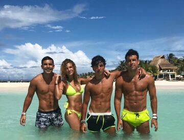 A mediados de junio Mario Casas dio mucho que hablar al posar en esta fotografía con sus hermanos (Christian, Sheila y Óscar) en Isla Mujeres, en el mar Caribe al sureste de México.