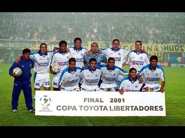 Primero de izquierda a derecha arriba en la imagen, el ex volante nacional cayó en la final del torneo internacional en 2001, actuando por el Cruz Azul de México.