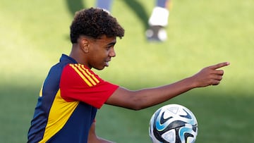 Lamine Yamal en un entrenamiento de la Selección en la Ciudad del Fútbol de Las Rozas.