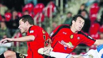 <B>LUCHA HASTA EL FINAL.</b> David Navarro, a la izquierda, intenta sacar un balón por el que pelean detrás Josemi y Nacho, que salió en los últimos minutos.