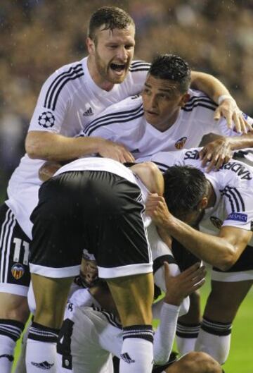 2-1. Los juadores del conjunto che, celebraron el segundo gol que Mitrovic marcó en propia puerta.