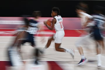 La serbia Yvonne Anderson (C) dribla el balón más allá de la francesa Alix Duchet (L) en el partido de baloncesto femenino por la medalla de bronce entre Serbia y Francia.