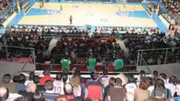 <b>AMBIENTAZO. </b>El Buesa Arena vivió un ambiente eléctrico en el choque entre el Tau y el Unicaja de Scariolo, viejo conocido en Vitoria.