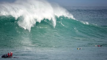 Tim Bonython grabando desde el jet ski a Laura Coviella y Eneko Merino remando ante la ola gigante de La Vaca, en Santander, Cantabria, el lunes 24 de febrero del 2025.