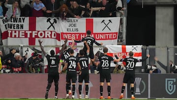 Alkmaar (Netherlands), 18/05/2023.- WestHam United FC celebrates the 0-1 of Pablo Fornals of West Ham United FC during the UEFA Europa Conference League semi final second leg soccer match between AZ Alkmaar and West Ham United FC at AFAS stadium in Alkmaar, Netherlands, 18 May 2023. (Países Bajos; Holanda) EFE/EPA/ED VAN DE POL
