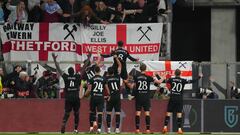 Alkmaar (Netherlands), 18/05/2023.- WestHam United FC celebrates the 0-1 of Pablo Fornals of West Ham United FC during the UEFA Europa Conference League semi final second leg soccer match between AZ Alkmaar and West Ham United FC at AFAS stadium in Alkmaar, Netherlands, 18 May 2023. (Países Bajos; Holanda) EFE/EPA/ED VAN DE POL
