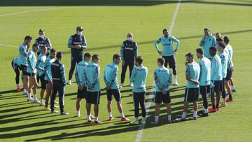 Paco López se dirige a su equipo.