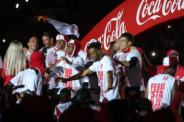 PER47. LIMA (PERÚ), 15/11/2017.- Los jugadores de la selección peruano celebran en medio del Estadio Nacional de Lima luego de la clasificación de su país al Mundial de Rusia 2018 hoy, miércoles 15 de noviembre de 2017, tras vencer 2-0 a la selección de Nueva Zelanda al termino del partido de repesca disputado entre ambos equipos en Lima (Perú). EFE/Germán Falcón