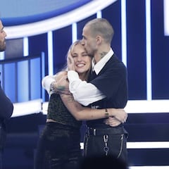 Los Javis, duramente criticados por posar en una foto junto al novio de María